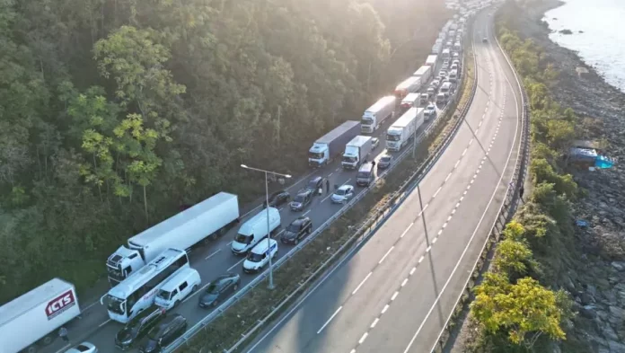 heyelan-sonrasi-artvin-rize-yolunda-trafik-atlamagi