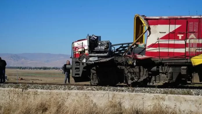 yolcu-treni-beton-pompasina-carpti