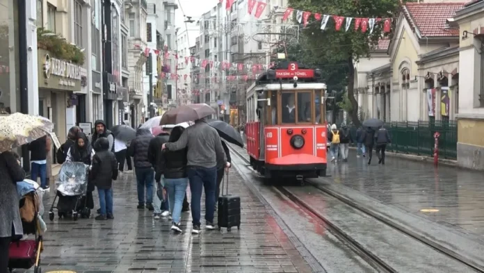 istanbul-da-saganak-yagis-trafigi-etkiledi