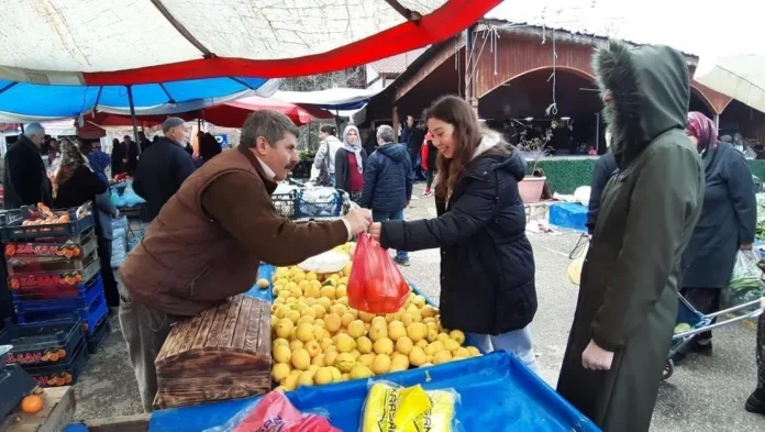 bolu-da-esnaftan-ogrencilere-bedava-meyve-kampanyasi