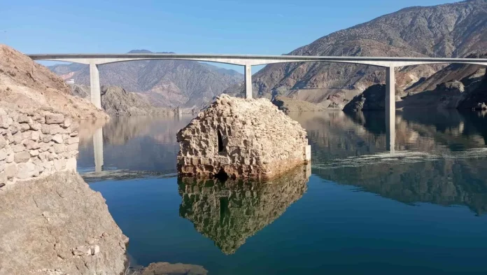 tekkale-kalesi-baraj-sulari-cekilince-ortaya-cikti