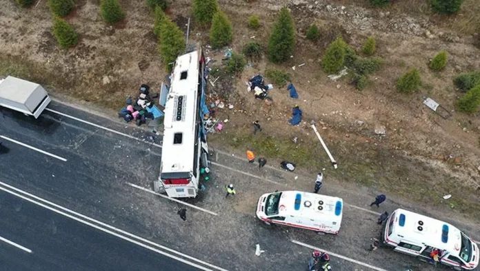 eskisehir-de-otobus-kazasi-1-olu-30-yarali