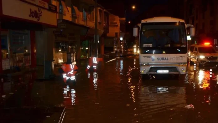 antalya-da-turuncu-alarm-saganak-hayati-felc-etti