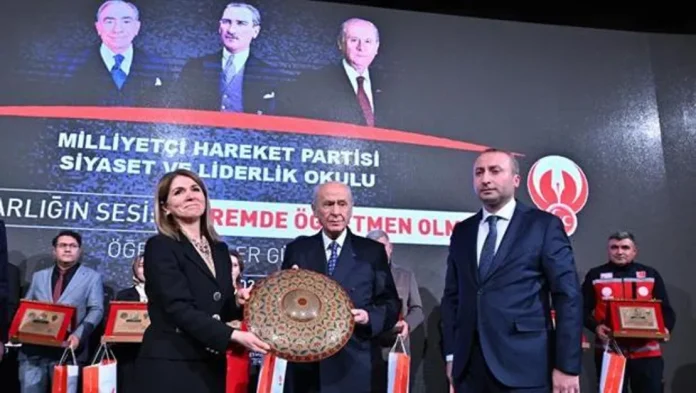 bahceli-deprem-bolgesi-egitimcilerini-onurlandirdi