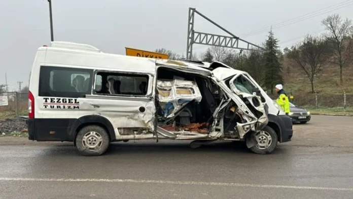 yuk-treni-minibuse-carpti-2-yarali