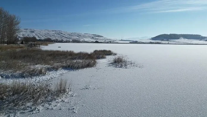 sivas-ta-buzlu-gollerde-eskimo-yontemiyle-avlanma