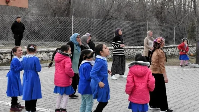 aksaray-in-salvarli-kadinlarindan-voleybol-gosterisi