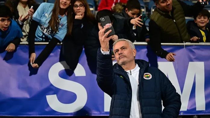 mourinho-dan-kasimpasa-taraftarina-jest