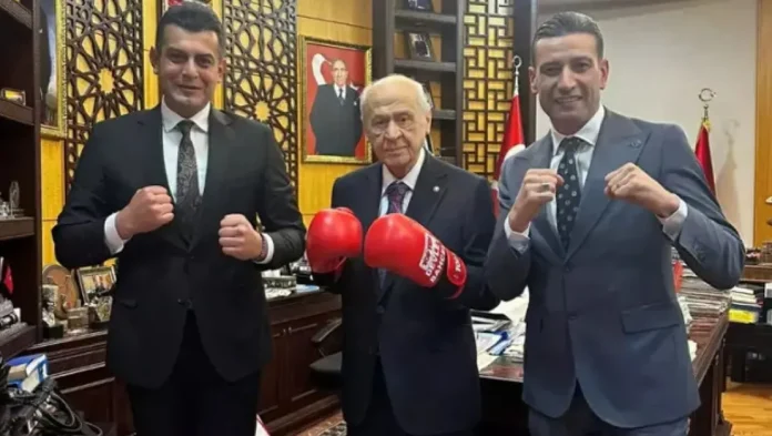 devlet-bahceli-boks-eldiveniyle-poz-verdi