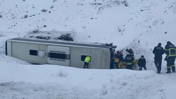 erzincan-da-yolcu-otobusu-devrildi-4-yarali