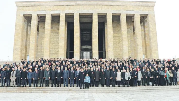 ogretmenler-anitkabir-e-cikti-sehitleri-andi