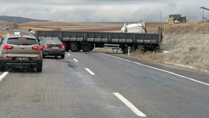 kontrolden-cikan-tir-yolu-kapadi