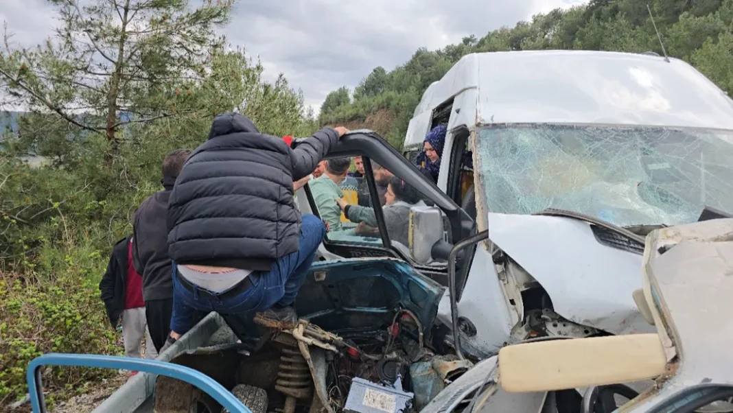 kozan-feke-yolunda-trafik-kazasi-5-olu-8-yarali