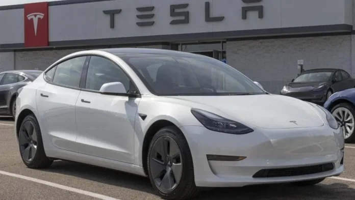 tesla-240-bin-aracini-geri-cagiriyor