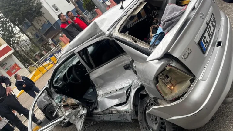 Isparta’da Otomobil, İsa Y.’nin Otobüsüne Çarptı