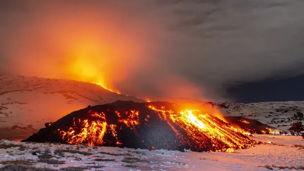 etna-yanardagi-nda-lav-akisi-devam-ediyor