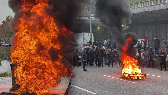 paris-te-taksiciler-yeni-duzenlemeleri-protesto-etti