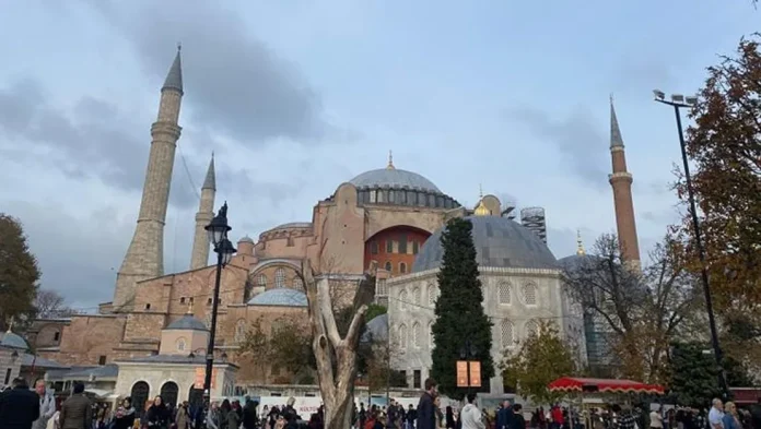 ayasofya-gravurleri-kitaplastirildi-ve-yayinlandi