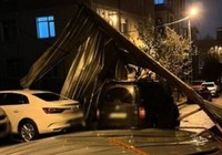 İstanbul’da Fırtına Nedeniyle Çatılar Uçtu!