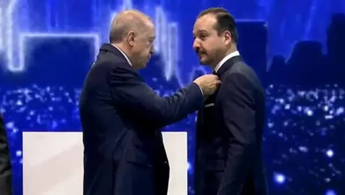 cumhurbaskani-erdogan-zorlu-ya-rozet-takti