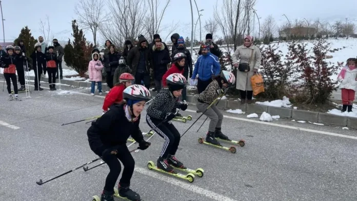 mus-ta-asfalt-yolda-kayak-yarismasi-yapildi