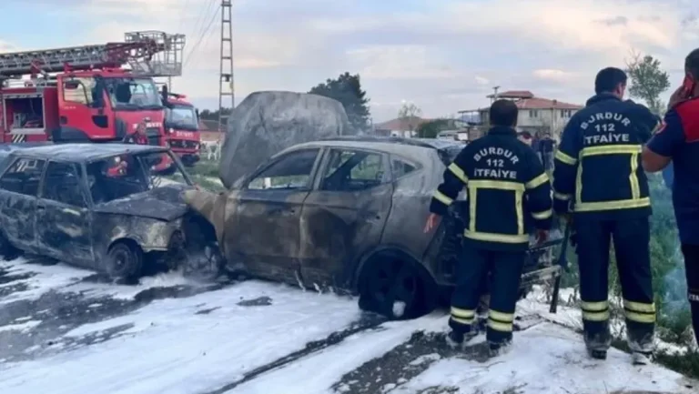 Burdur’da Çarpışan İki Araç Yandı