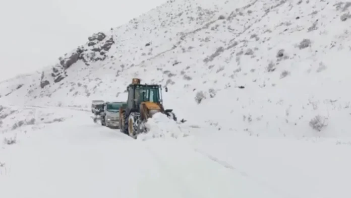 siirt-te-karda-mahsur-kalan-araclar-kurtarildi