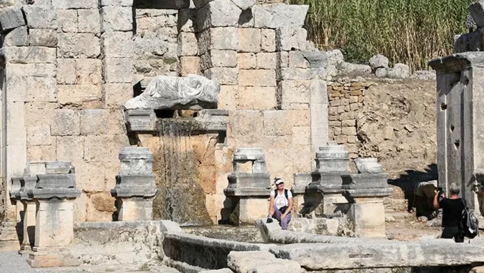 perge-antik-kenti-nde-1800-yillik-cesme-yeniden-akan-suya-kavustu