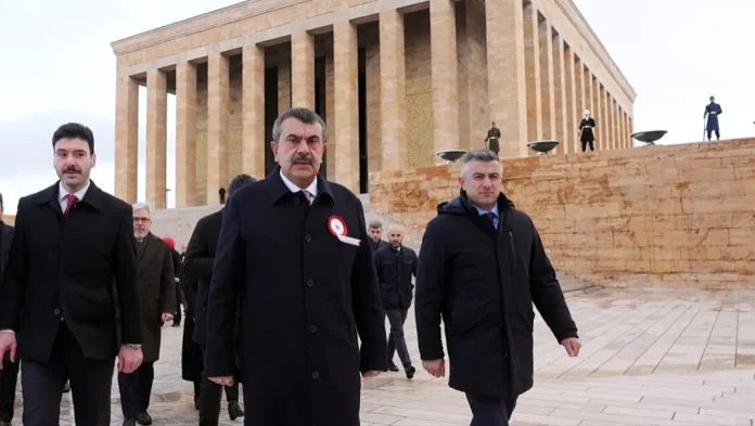 bakan-tekin-den-ogretmenlerle-anitkabir-ziyareti