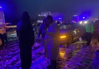 aksaray-da-12-aracin-karistigi-zincirleme-kaza-meydana-geldi-10-yarali-hastaneye-kaldirildi-otoyol-trafige-acildi