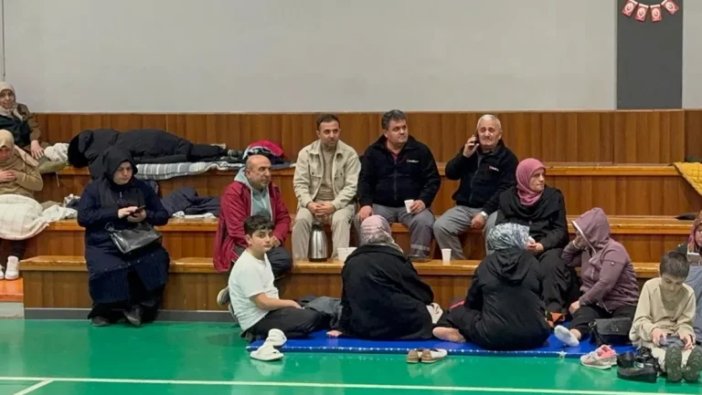 Vatandaşlar, Deprem Nedeniyle Parkta Geçiriyor